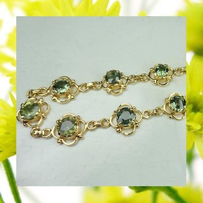 สร้อยข้อมือเขียวส่อง