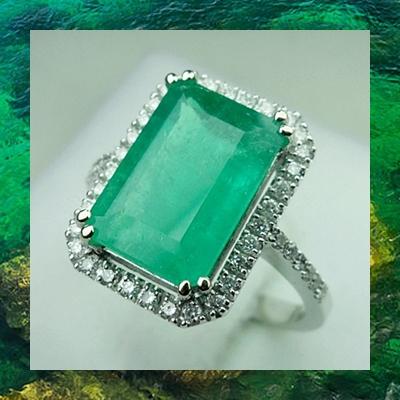 R00047: แหวนมรกตโคลัมเบีย 4.1 ct. ล้อมเพชร