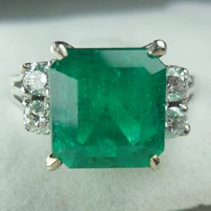 แหวนมรกต 3 ct. บ่าข้างเพชร